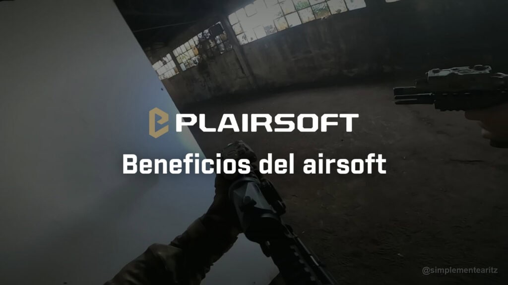 Vista en primera persona de dos jugadores de airsoft cubriendo el mismo ángulo dentro de una nave abandonada, uno con fusil y otro con pistola