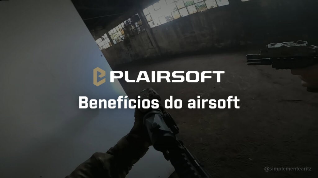 Vista na primeira pessoa de dois jogadores de airsoft a cobrir o mesmo ângulo dentro de um armazém abandonado, um com espingarda e outro com pistola