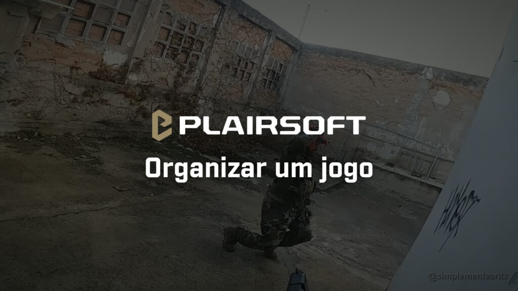 Jogador de airsoft de joelho no chão a cobrir uma esquina num armazém industrial abandonado durante um jogo tático