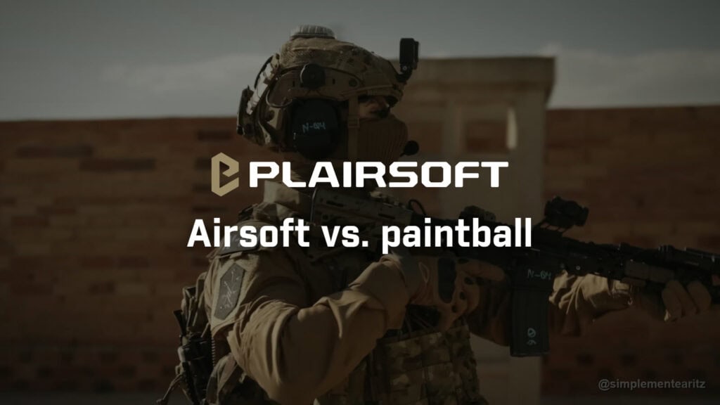 Jogador de airsoft com capacete, máscara e espingarda, à luz do fim de tarde junto a um muro de tijolo