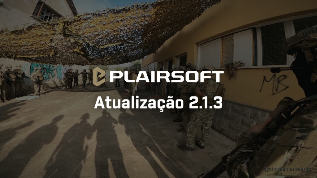 Jogadores equipados e em formatura debaixo de uma rede de camuflagem enquanto o organizador lhes fala antes do jogo