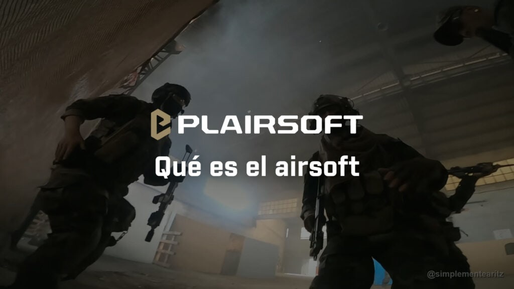 Dos jugadores de airsoft avanzando dentro de una nave industrial, con humo y contraluz