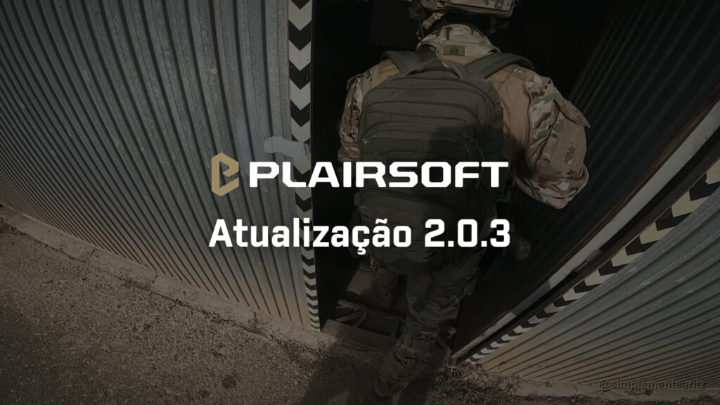 Jogador de airsoft com mochila tática verde e farda multicam a entrar por uma porta estreita de um armazém de chapa ondulada