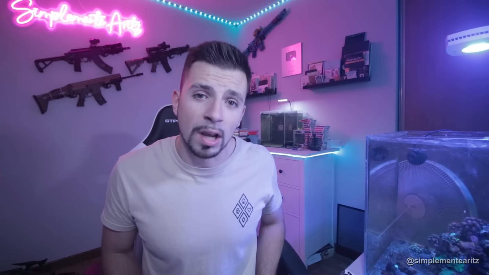 Jogador de airsoft a avançar para um arco de pedra num campo com edifícios em ruínas
