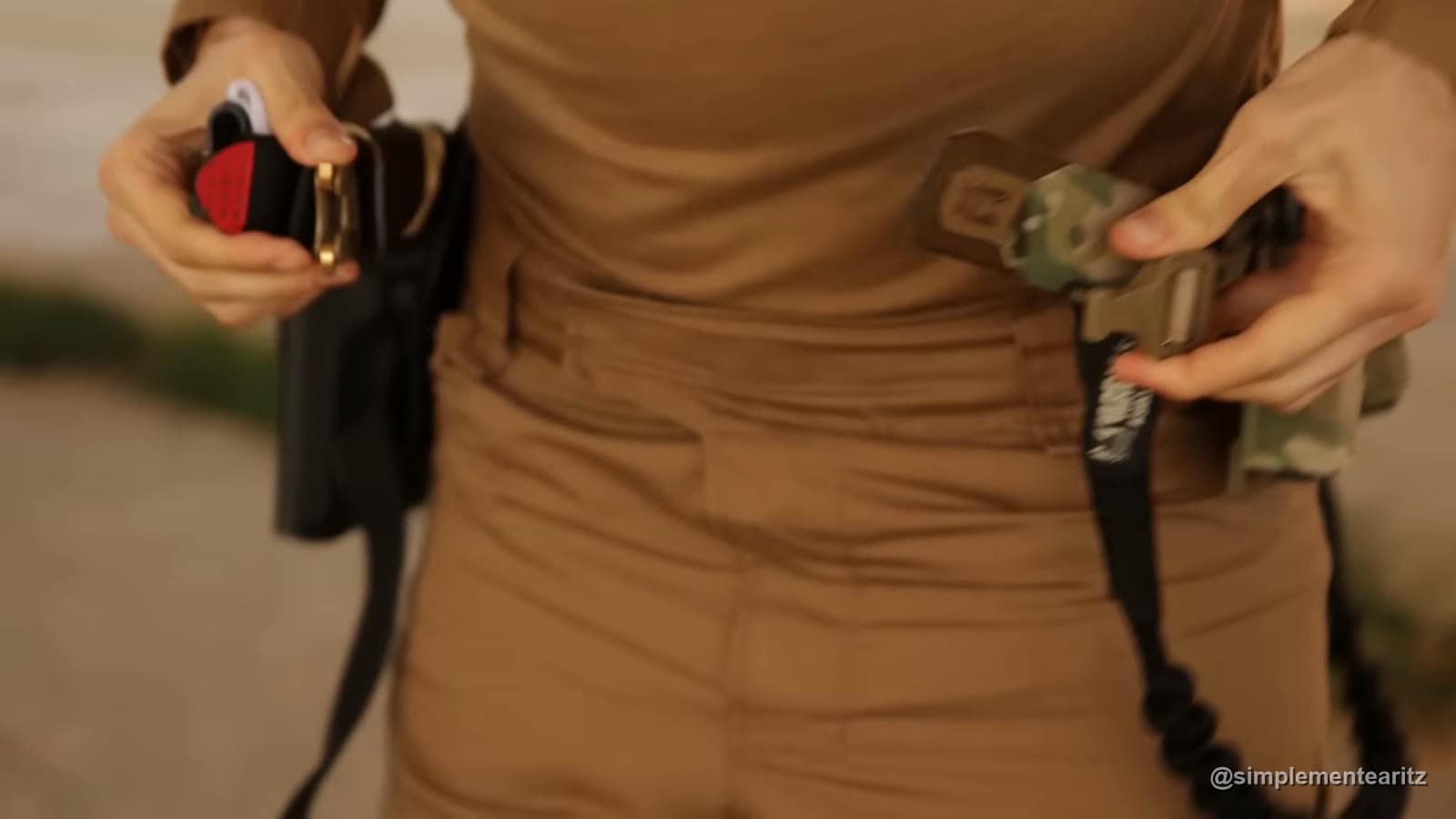 Manos ajustando las cartucheras y la funda de un cinturón de combate de airsoft antes de una partida