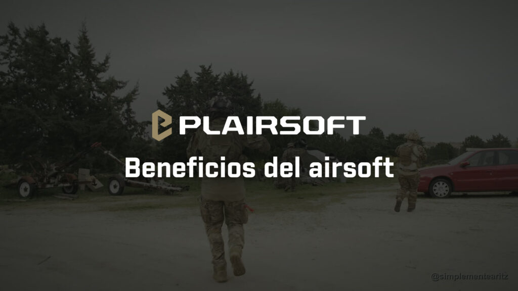 Jugadores de airsoft de espaldas en una milsim en un campo de Madrid: en primer plano uno con casco, portaplacas y uniforme MultiCam camina por una pista de tierra, y por delante sus compañeros avanzan entre neumáticos, chatarra y un coche rojo, con pinos al fondo