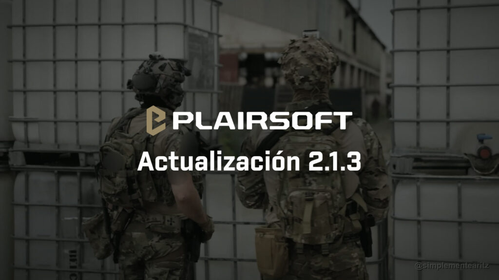 Dos compañeros de airsoft de espaldas, con casco y uniforme multicam, uno al lado del otro entre contenedores IBC durante una milsim en La Fundición
