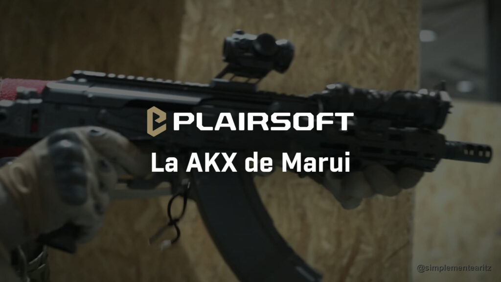 AKX de Tokyo Marui con punto rojo sobre la tapa del cajón, linterna en el guardamanos M-LOK y bocacha de tres puertos, empuñada con guantes en una nave de CQB con paneles de madera