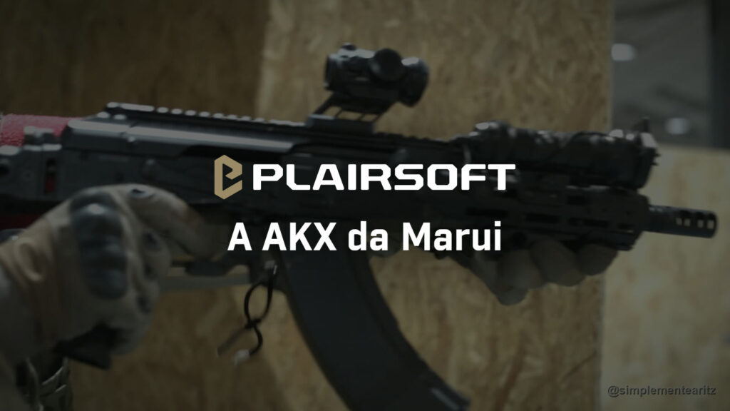 AKX da Tokyo Marui com ponto vermelho sobre a tampa da caixa da culatra, lanterna no guarda-mão M-LOK e quebra-chamas de três janelas, empunhada com luvas num pavilhão de CQB com painéis de madeira