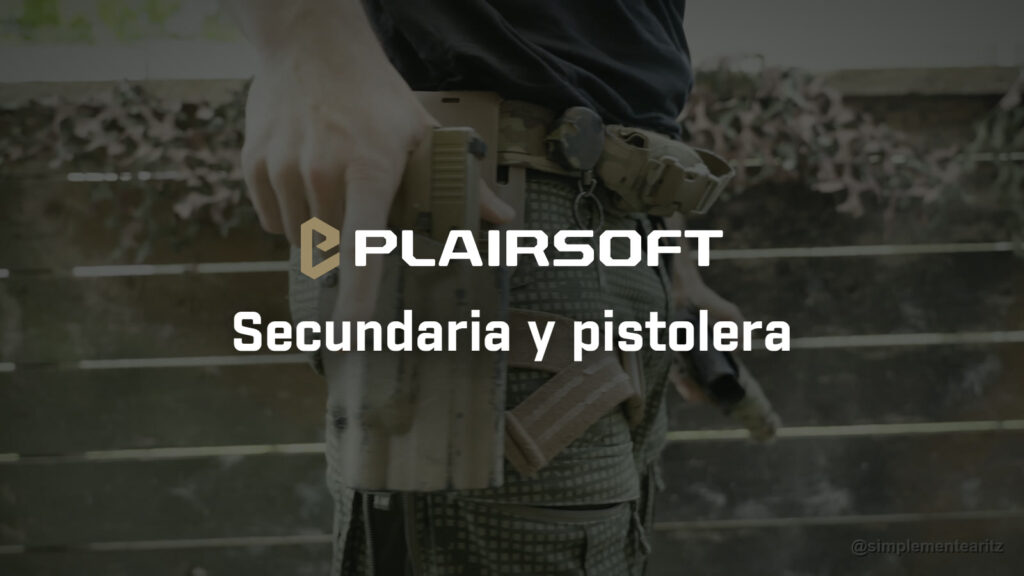Mano sobre una pistola de airsoft color arena metida en una funda Kydex, que cuelga de una pala por debajo del cinturón y va sujeta al muslo con una cinta