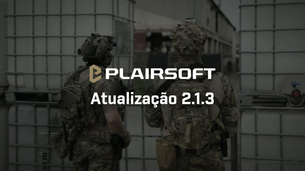 Dos compañeros de airsoft de espaldas, con casco y uniforme multicam, uno al lado del otro entre contenedores IBC durante una milsim en La Fundición