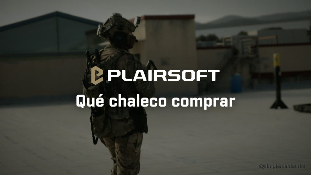 Jugador de airsoft de espaldas en una azotea, con casco, auriculares de comunicación y portaplacas en camuflaje tipo MultiCam. En la espalda lleva un bolsillo con el rótulo MEDIC, y la culata de la réplica asoma por encima del brazo