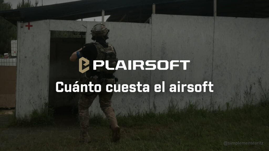 Jugador de airsoft de espaldas, con casco, portaplacas y pantalón MultiCam y el brazalete azul de su bando, entrando en una caseta de madera blanca con una cruz roja durante una dominguera en el campo Soldados de Juguete (SDJ), en Bizkaia