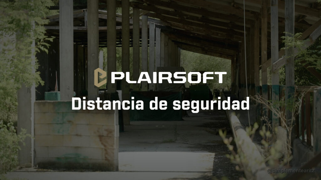 Galería de tiro cubierta, donde se hizo la prueba de tiro de la guía de DMR, con techo de madera, postes de hormigón numerados de cuatro en cuatro hasta el 36, una lona verde al fondo y una barricada de bloques en primer plano