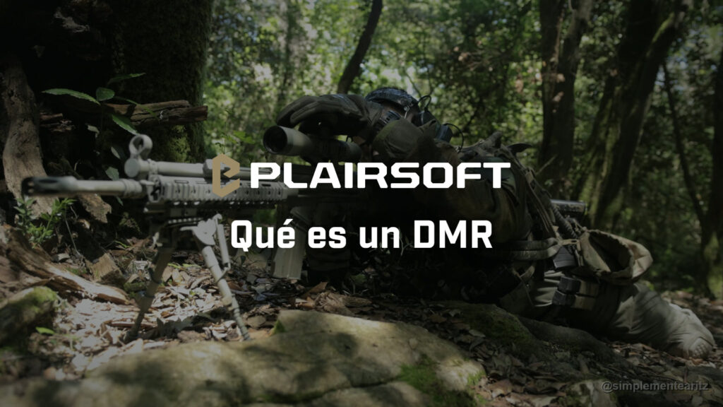 Jugador de airsoft tumbado en un bosque con cascos de protección auditiva, gafas y la cara tapada por una braga y por su mano, apuntando con una LCT G3 con mira telescópica y bípode apoyado en el suelo