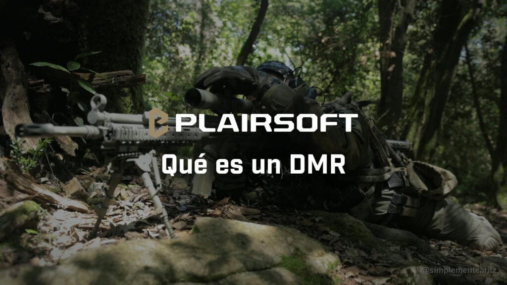 Tirador selecto de airsoft tumbado en un bosque, apuntando con una réplica tipo G3 color arena con mira telescópica y bípode apoyado en el suelo