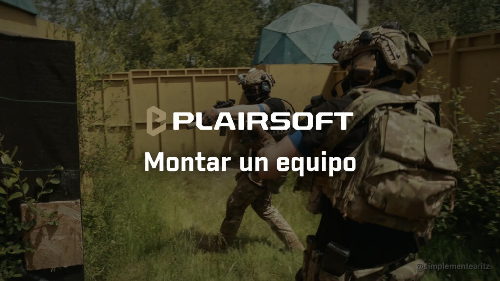 Dos jugadores de airsoft del mismo bando avanzan juntos entre los muros amarillos de Soldados de Juguete: uno apunta con una pistola y el otro, de espaldas y más cerca de la cámara, con casco, mochila y portaplacas de camuflaje tipo MultiCam, le sigue con el fusil