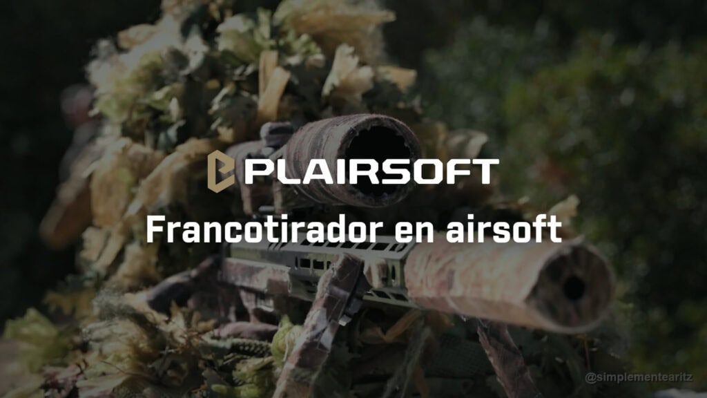 Francotirador de airsoft tumbado con traje ghillie de hojas, apuntando de frente un rifle de cerrojo con bípode, mira telescópica y silenciador forrados con cinta de camuflaje