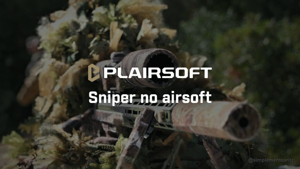 Sniper de airsoft deitado com fato ghillie de folhas, a apontar de frente uma espingarda de ferrolho com bípode, mira telescópica e silenciador forrados com fita de camuflagem