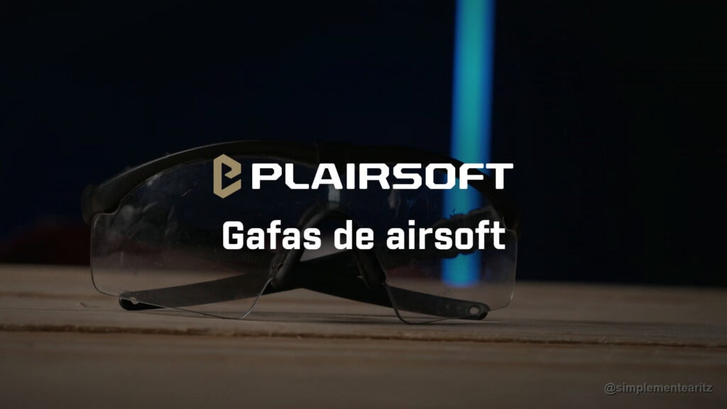 Gafas balísticas abiertas Oakley SI Ballistic M Frame 2.0 de cristal transparente sobre una mesa de madera, con el marcado 1 FT KN grabado en la esquina del cristal