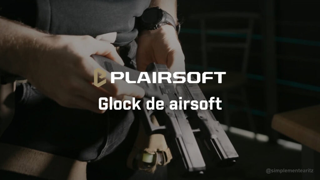 Dos pistolas Glock de airsoft de gas sostenidas una junto a otra en un campo de tiro cubierto, a contraluz, durante la comparación entre una con licencia y otra sin ella