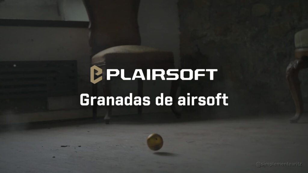 Granada de airsoft de fogueo redonda y dorada rodando por el suelo de una habitación con sillas antiguas, justo después de detonar