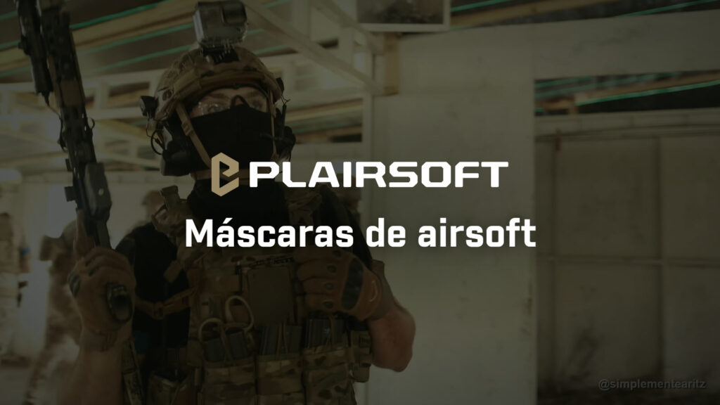 Jogador com capacete, óculos transparentes e uma máscara preta metida na balaclava, que lhe tapa o nariz, a boca e o pescoço, num jogo num pavilhão