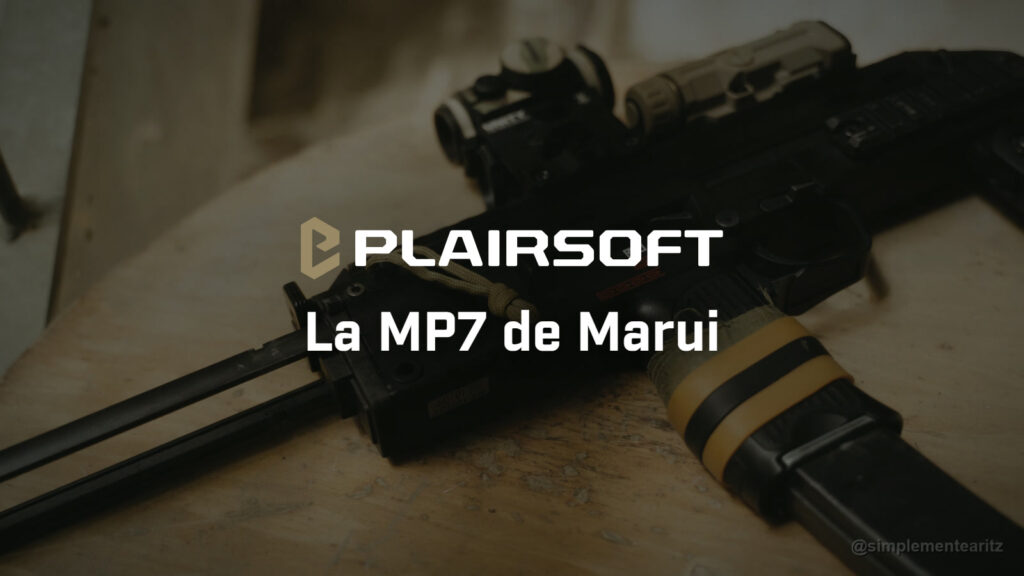 La MP7 de gas de Tokyo Marui, negra, tumbada sobre una mesa de madera, con un punto rojo, una linterna color arena y la empuñadura envuelta en cinta verde y dos gomas amarillas