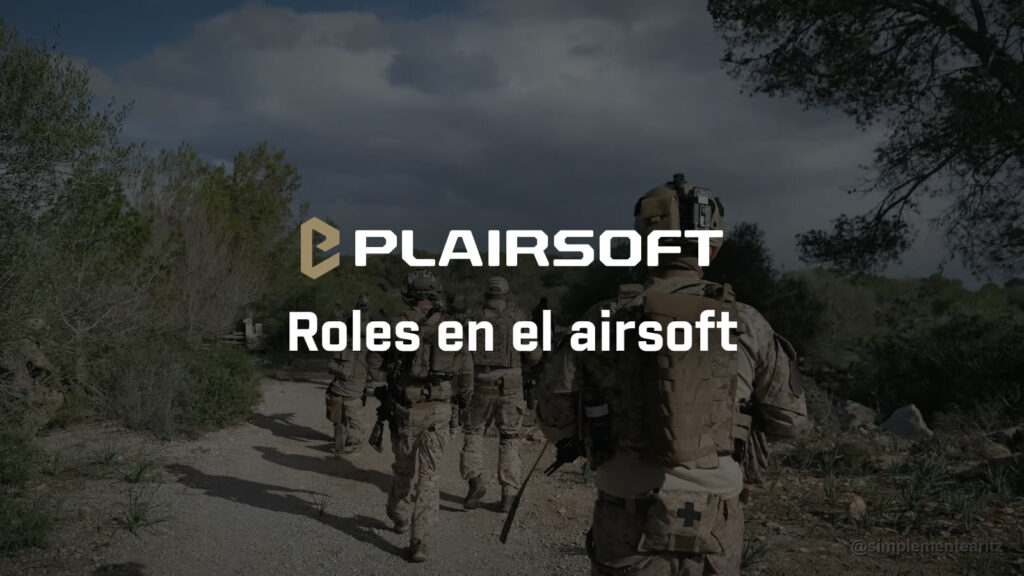 Patrulla de jugadores de airsoft de espaldas, con casco o gorra, portaplacas y uniforme de camuflaje desértico, avanzando en columna por un camino de tierra entre pinos en una milsim en Mallorca