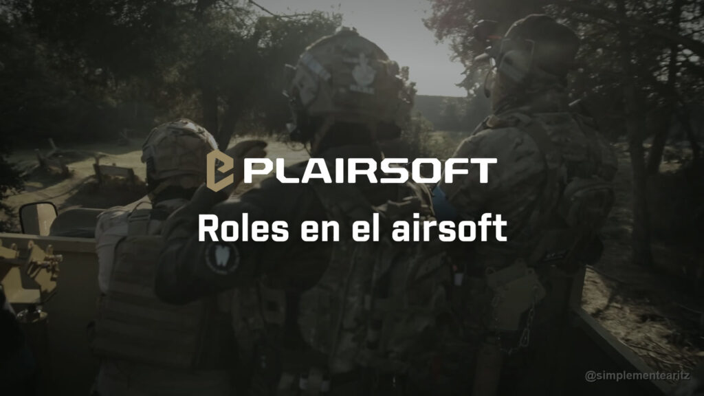 Tres jugadores de airsoft de espaldas, con casco y placa portadora, vigilando el campo desde la caja de un vehículo militar