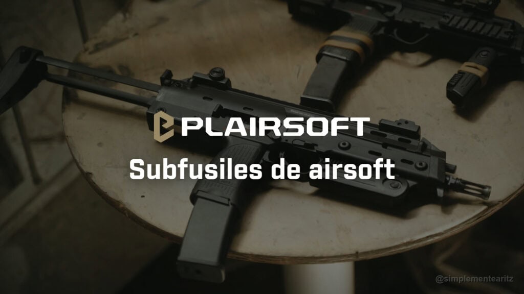 Dos réplicas MP7 de gas sobre una mesa redonda de madera, la de delante con los marcajes de Heckler & Koch y la de detrás con gomas en el cargador y la empuñadura