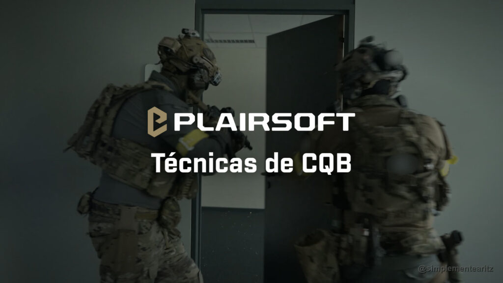 Dos jugadores de espaldas, con casco, placa portadora y brazalete amarillo, entrando en pareja por la puerta de una oficina en el CQB de Auderghem, en Bruselas