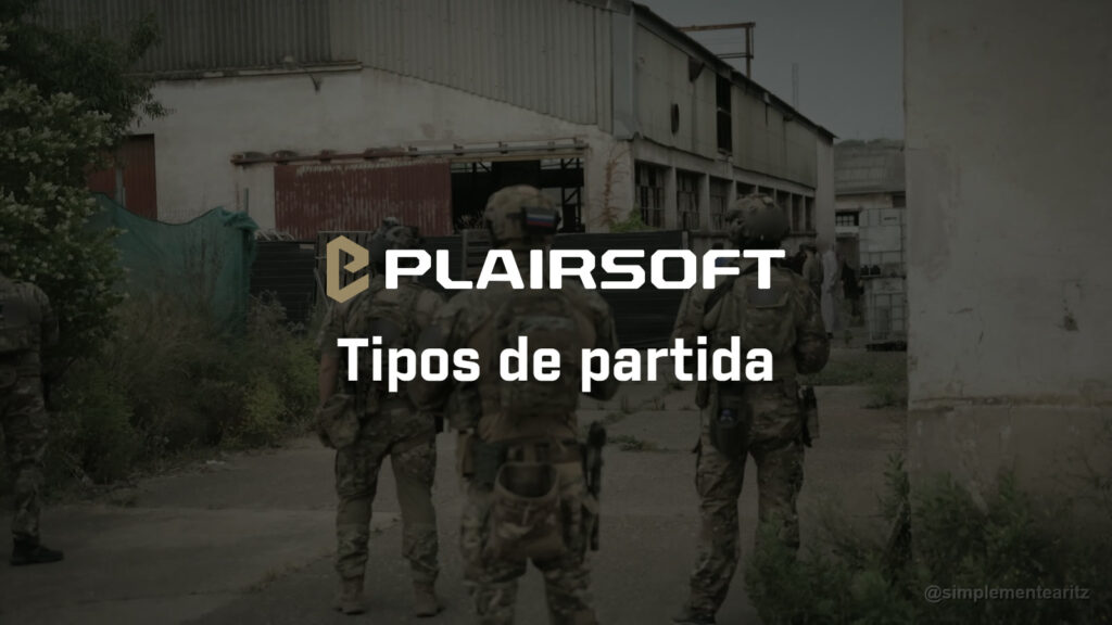 Tres jugadores de airsoft de espaldas, con casco, portaplacas y uniforme MultiCam, parados entre naves industriales mientras al fondo esperan jugadores vestidos de civil, durante una milsim con roleo en La Fundición, en Logroño