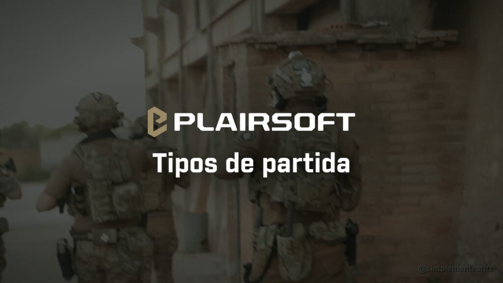 Tres jugadores de airsoft de espaldas, con casco, placa portadora multicam y uniforme coyote, avanzando pegados a la pared de ladrillo de un edificio en una TACSAT en Airsoft Events Valencia