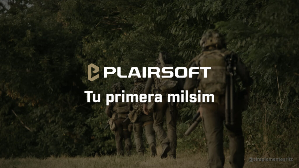 Escuadra de cuatro jugadores de airsoft de espaldas, con casco con funda de camuflaje, portaplacas, mochilas y réplicas, caminando en fila por un prado junto al bosque al atardecer en una milsim privada en el sur de Francia
