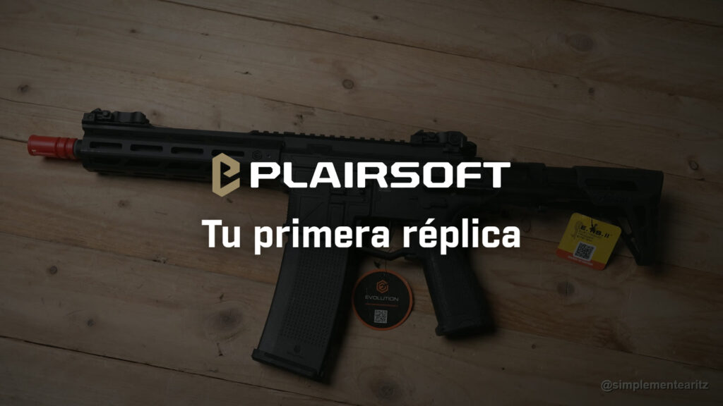 Réplica eléctrica tipo M4 de Evolution, negra, nueva y con las etiquetas de fábrica colgando, con su cargador puesto, sobre una mesa de madera