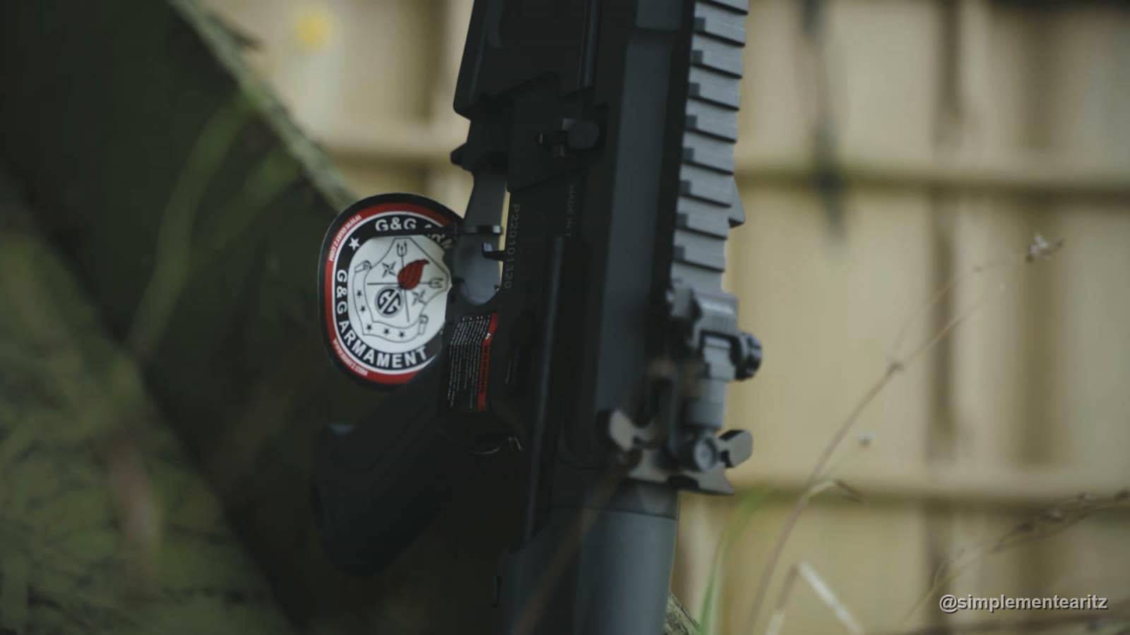 Detalle del cajón de mecanismos de la ARP9 de G&G, con la etiqueta redonda de G&G Armament colgada del guardamonte