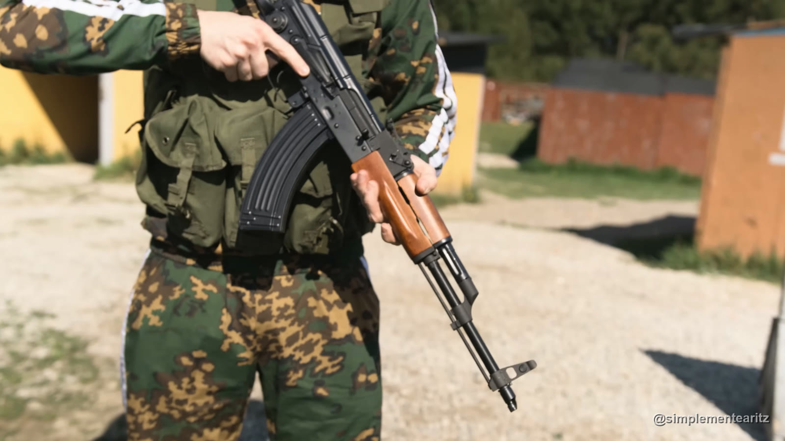 Un jugador, de cuello para abajo, con una AK eléctrica de E&L de la gama Essential, de acero y con el guardamanos de madera, en el campo SDJ de Larrabetzu (Bizkaia)
