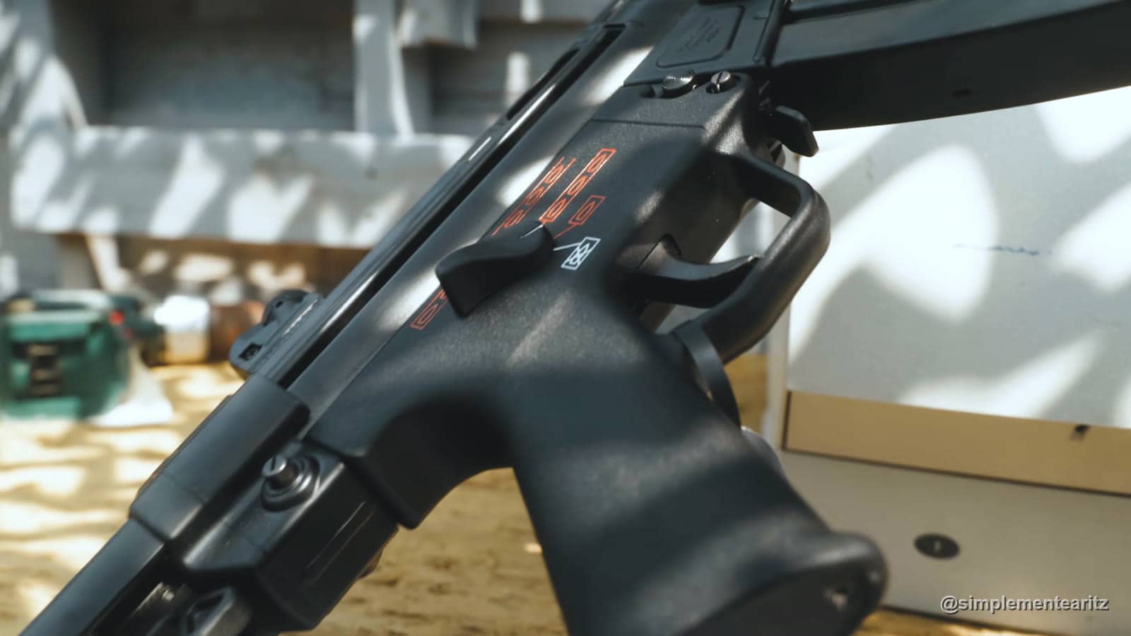 Empuñadura y selector de tiro de la MP5 Next Gen de Tokyo Marui, con los pictogramas rojos de modo de disparo