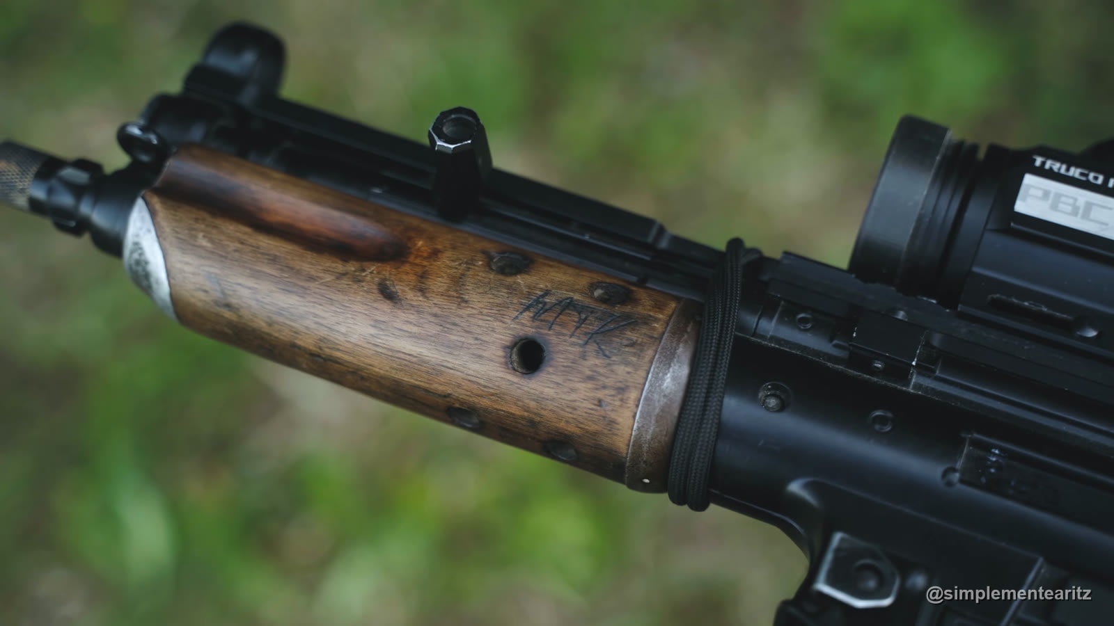 Guardamanos de madera de un CETME con una firma grabada, montado en una MP5 de Cyma personalizada con punto rojo